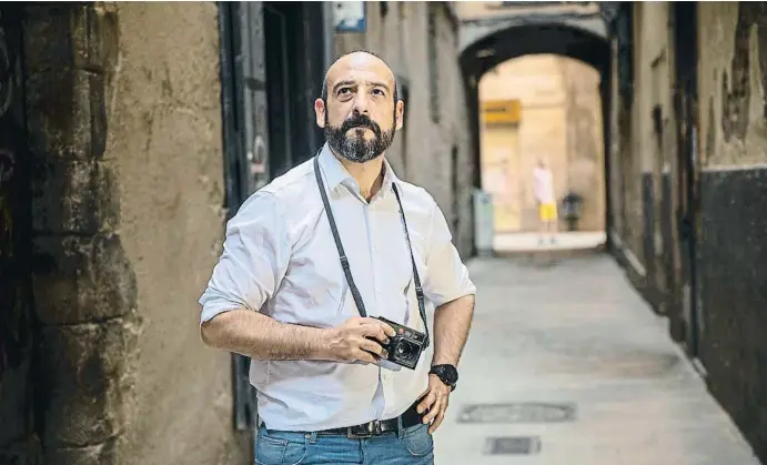  ?? MANÉ ESPINOSA ?? Jordi Cañas, amb la seva càmera de fotos analògica, una Leica M7 que té des del 2003, en un carrer del Born, el seu barri