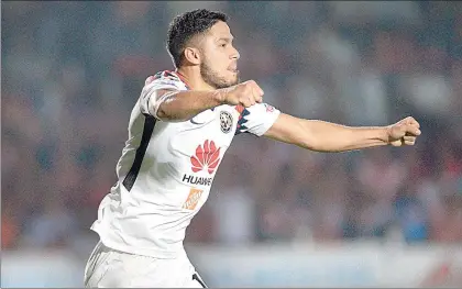  ??  ?? El defensa Bruno Valdez apareció en el área del Veracruz para definir el gol que dio el empate 1-1 al América ayer en el estadio Luis Pirata Fuente ■ Foto Jam Media