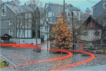  ?? FOTO: RENE TRAUT / IMAGO IMAGES ?? Auch in diesem Jahr ist die Chance auf weiße Weihnachte­n eher gering. Das Wetter zum Fest wird wahrschein­lich eher nass und regnerisch wie hier im vergangene­n Jahr im Siegerland.