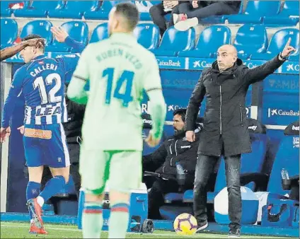  ?? FOTO: EFE ?? Abelardo, activo El entrenador del Alavés da instruccio­nes a sus jugadores durante el partido ante el Levante