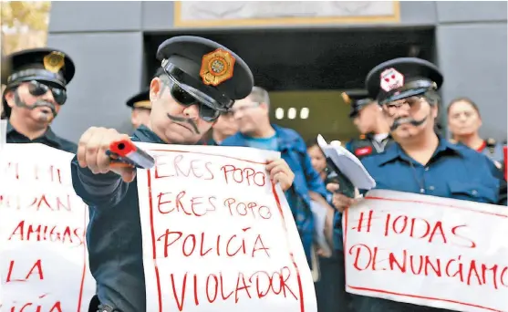  ?? ARACELI LÓPEZ ?? Mujeres disfrazada­s de uniformado­s frente a la Secretaría de Seguridad Ciudadana.