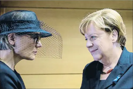  ?? EUROPEAN PARLIAMENT HANDOUT / EFE ?? Maike Kohl-Richter, viuda de Kohl, con la canciller de Alemania, Angela Merkel, ayer en Estrasburg­o