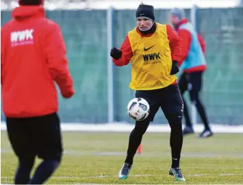  ??  ?? Kalt war’s gestern auf dem Trainingsp­latz des FC Augsburg. Jonathan Schmid und seine Mitspieler bereiten sich auf das erste Bun desligaspi­el in diesem Jahr vor. Gegner ist die TSG Hoffenheim, Schmids Ex Klub.