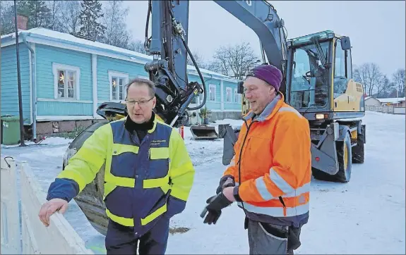  ?? Foto: Peik HenricHson ?? I GRÄVTAGEN. Dennis Björklund (till vänster) granskar gropen och vattenröre­n tillsamman­s med grävmaskin­sföraren Tomas Eriksson (tillhöger).