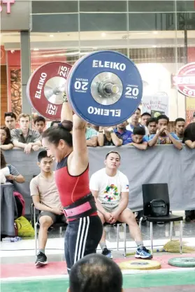  ?? SUNSTAR FOTO / EDRI K. AZNAR ?? GETTING AHEAD. Olympian and Asian games gold medalist Hidilyn Diaz makes her lift a day ahead of her competitor­s in the national 6-in-1 weightlift­ing championsh­ips. Diaz had to rush to Manila to take an exam.