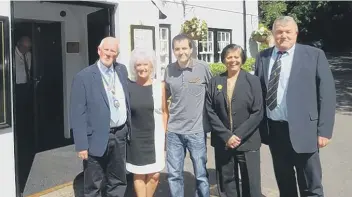  ??  ?? Chris speaker, from Alexandra Dementia Outreach Department, centre, with members of Rotary Washington.