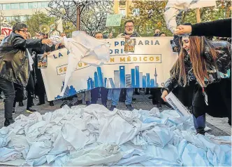  ?? DANIEL GONZÁLEZ / EFE ?? Protesta de los médicos de Amyts, ayer frente a la Consejería de Hacienda.