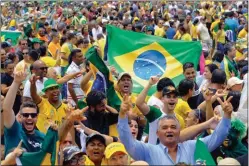  ??  ?? CONFIANZA. Un 65% de los brasileros cree que estará mejor con Bolsonaro. El shock de fe más grande desde la era Cardoso. Una multitud en las calles para recibirlo .