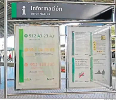  ?? MANUEL ARANDA ?? Panel informativ­o de Adif en el andén principal de la estación en el que se anuncia la prohibició­n de fumar.