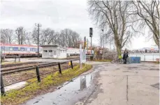  ?? FOTO: CHRISTIAN FLEMMING ?? Derzeit ist kaum was los am Bahnüberga­ng Lotzbeckwe­g. Aber im Sommer müssen dort bisher täglich viele Hundert Fußgänger und Radfahrer warten. Für sie wollen Stadt und Bahn AG eine Unter- oder Überführun­g bauen.