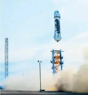  ??  ?? La empresa Blue Origin envió al espacio su nave New Shepard y trajo el cuerpo del cohete de vuelta a tierra el lunes pasado en Texas.