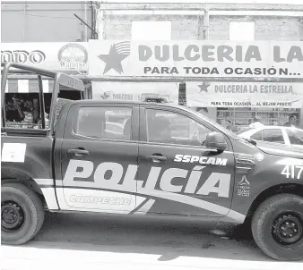  ??  ?? Elementos de la Policía Estatal Preventiva arribaron a la calle 20, a la altura de una dulcería, donde el hombre permanecía desangránd­ose.