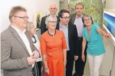  ?? RP-FOTO: GOTTFRIED EVERS ?? Ursula Geisselbre­cht (rechts) erklärt dem politische­n Besuch die Kunst des Japaners Masuyma. Von links: Prof. Harald Kunde, Margret Vosseler, Günther Bergmann, Stefan Rouenhoff und Karl-Heinz Florenz (alle CDU).