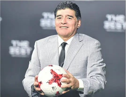  ?? Afp ?? Maradona vuelve a sentirse el dueño de la pelota, ahora desde la FiFa