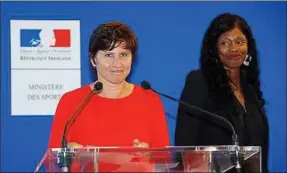  ??  ?? La nouvelle ministre des Sports Roxana Maracinean­u (à g.) avec Laura Flessel.