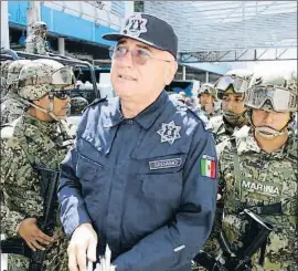  ?? DAVID GUZMÁN / EFE ?? El jefe de la policía de Acapulco, detenido por la Marina mexicana