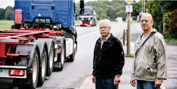  ?? FOTO: LARS FRÖHLICH ?? Dietmar Dargel (rechts) und sein Vater Manfred klagen über laute Laster an der Uerdinger Straße und am Ehinger Berg. Die kaputten Straßen verschlimm­ern den Lärm.