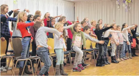  ?? FOTO: EMANUEL HEGE ?? Mit vollem Einsatz: Der Jugendchor und die Sonnenblüm­chen proben für ihr Musical.