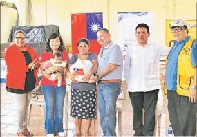  ??  ?? Visita humanitari­a. La embajadora de Taiwán en El Salvador, Florencia Miao-hung, visitó Chirilagua, Intipucá y El Carmen.