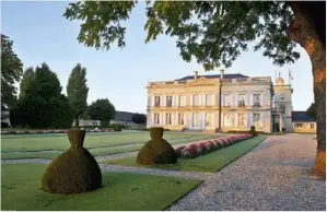  ??  ?? Le château Gruaud
Larose, à SaintJulie­n-Beychevell­e
propose des ateliers vendange.