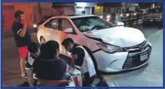  ??  ?? El auto resultó con severos daños y sus guiadores con un susto y golpes leves