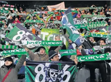  ??  ?? EN CHAMPIONS. Un total de 4.000 racinguist­as viajaron a París para ver el PSG-Racing de 2008.