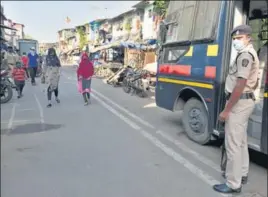  ??  ?? Mumbai police at Dharavi during restrictio­ns on citizens' movement on account of Section 144 due to
■
Covid-19 pandemic in Mumbai on Sunday. SATISH BATE/HT PHOTO