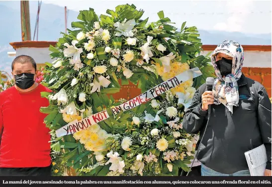  ?? ?? La mamá del joven asesinado toma la palabra en una manifestac­ión con alumnos, quienes colocaron una ofrenda floral en el sitio.