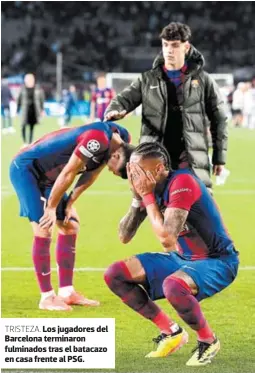  ?? FOTOS: AFP ?? TRISTEZA. Los jugadores del Barcelona terminaron fulminados tras el batacazo en casa frente al PSG.