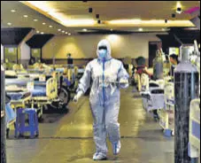  ?? ARVIND YADAV/HT PHOTO ?? A temporary Covid care centre set up at a banquet hall in New Delhi on Saturday.