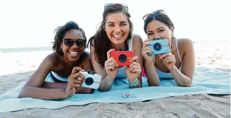  ?? Fotos: Polaroid/Hersteller ?? Die gute alte Sofortbild­kamera ist wieder da! Mit der Polaroid Snap Touch kann man digitale Bilder aufnehmen und sofort ausdrucken.