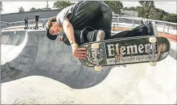  ?? GCBA ?? VOLAR. Los skaters en el bowl vertical inaugurado esta semana.