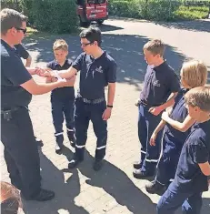  ?? FOTOS: LUTZ MEIERHERM ?? Die Nachwuchs-Feuerwehrl­eute lernen nicht nur, Brände zu löschen, sondern auch Wunden zu versorgen.