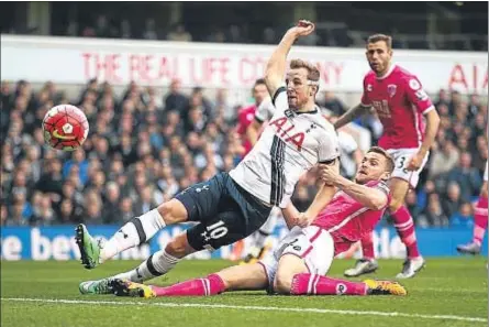  ?? CLIVE ROSE / GETTY ?? Harry Kane logró marcar con este remate el pasado domingo ante el Bournemout­h