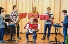  ?? Foto: Josef Blaser ?? Die Gruppe „Sabrina & die Fantafünf“spielen den „Böhmischen Traum“: Die Antonio  Rosetti Musikschul­e Wallerstei­n gab ein Frühlingsk­onzert.