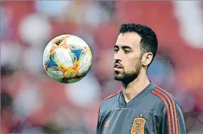  ?? ALVARO BARRIENTOS / AP ?? Sergio Busquets, capità de la selecció espanyola, observa atentament la pilota