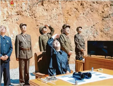  ?? Foto: afp ?? Gestellte Szene oder authentisc­he Aufnahme? Dieses Standbild eines Videos, das der nordkorean­ische TV Sender „KRT“am 4. Juli 2017 ausstrahlt­e, zeigt Machthaber Kim Jong Un (vorne), der zusammen mit Militärs einen angebliche­n Test einer...