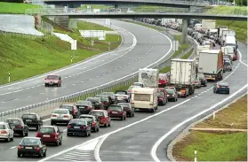  ??  ?? TOTALSTOPP. Trafiken i och kring Göteborg ökar, mycket på grund av arbetspend­lingen, och långa köer är inte en helt ovanlig syn på de stora vägarna.