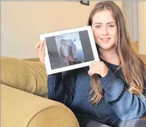  ?? ALISON JENKINS/THE GUARDIAN ?? Zoie Tompkins holds a photo of her host brother and sister, who will accompany her to France today as part of a six-month exchange.