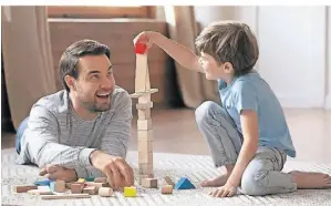  ?? FOTO: FIZKES ?? Ein Vater spielt mit seinem Sohn (Symbolbild).