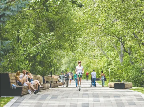  ?? Azin Ghaffari / Postmedia ?? People enjoy a sunny July day on Bow River Pathway in Calgary in 2019. It will be a different scene this summer.