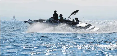  ?? FOTO: INTERBOOT ?? Motorboot von Bootsbauer Helwig auf dem Bodensee: Die Wasserspor­tler werden älter und wollen lieber den Motor anwerfen als segeln – das spiegelt sich in den Verkaufsza­hlen. Auf der Messe Interboot in Friedrichs­hafen erwarten die Besucher deshalb mehr...