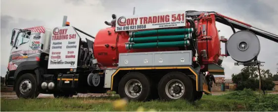  ??  ?? / BY LUKE FOLB /
With fresh water being such a scarce commodity, it only makes sense that cleaning trucks such as this one are able to recycle and reuse their own stored water. This locally built truck can prevent the wastage of 168 000 litres of water during an eight-hour work shift.