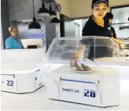  ??  ?? Solo necesitan dos equipos de robots que operan todo el día en el restaurant­e para cumplir con todo.