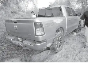  ??  ?? • Vehículo que participó en el enfrentami­ento armado en la carretera federal Altar-Pitiquito.