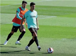  ?? ?? Cristiano Ronaldo e José Fonte. O capitão procura aumentar recorde de golos