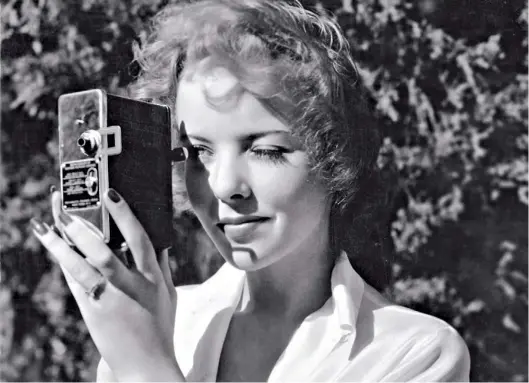  ??  ?? Hard, Fast and Beautiful. La cineasta –“Mother of Us All”, como se hacía llamar– detrás de cámara en plena década del 50.