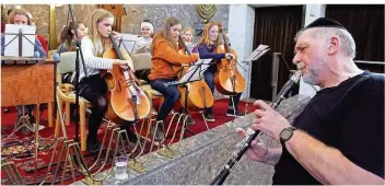  ?? FOTO: TOBIAS EBELSHÄUSE­R ?? Siebtkläss­ler des Saarbrücke­r Schlossgym­nasiums musizieren mit Hans Eisel in der Synagoge.
