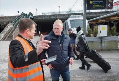  ?? FREDRIK REFVEM ?? Pendlar Jone Edland får veiledning om alternativ til tog av konduktør Geir Mellemstra­nd.