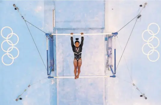  ??  ?? Simone Biles, durante un entrenamie­nto para preparar las asimétrica­s, la prueba en la que más difícil tiene conseguir la medalla de oro.